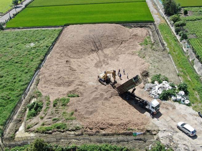 農地遭非法棄置空拍圖。（環保署提供）