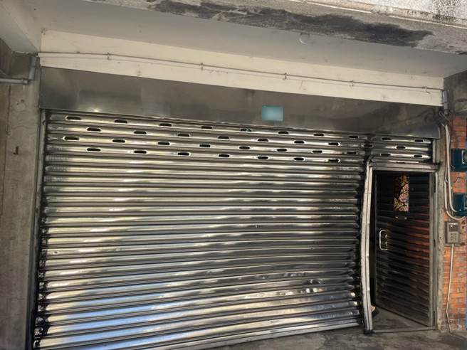 锺姓妇人驾车衝进民宅，撞坏铁卷门和车库内轿车。（翻摄画面）