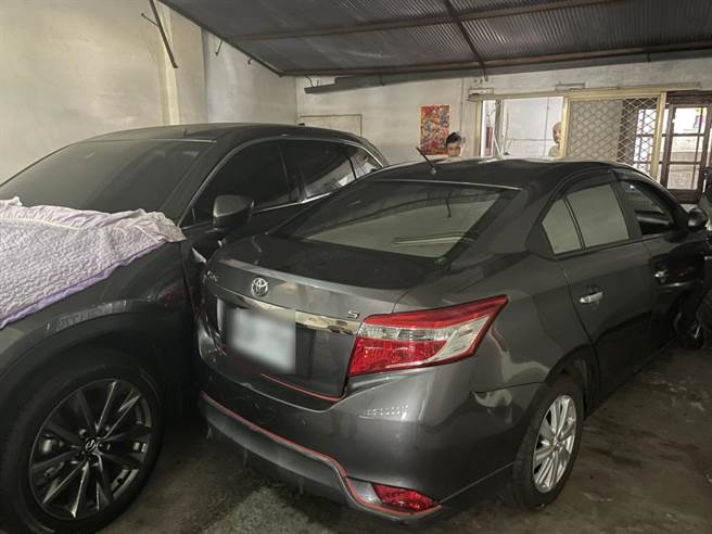 锺姓妇人驾车衝进民宅，撞坏铁卷门和车库内轿车。（翻摄画面）