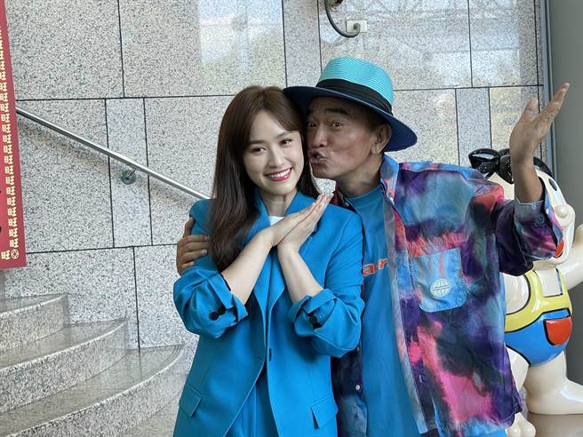 吴宗宪和女儿Sandy亲自受访证实喜讯。（林淑娟摄）