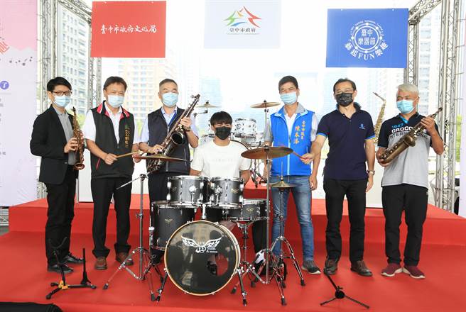 2021台中乐器节将于10月16日及17日登场，奥运柔道银牌得主杨勇纬（中）为家乡后里站台宣传，小秀一手演出爵士鼓。（陈淑芬摄