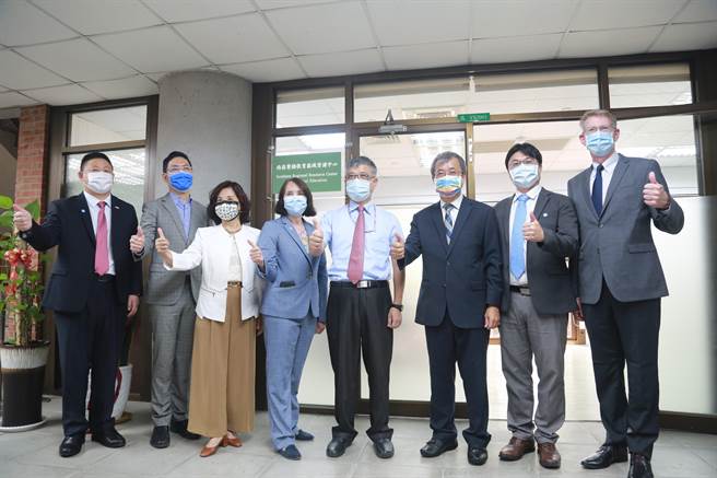 全國首座「雙語教育區域資源中心」27日在國立中山大學揭牌。（國立中山大學提供／袁庭堯高雄傳真）