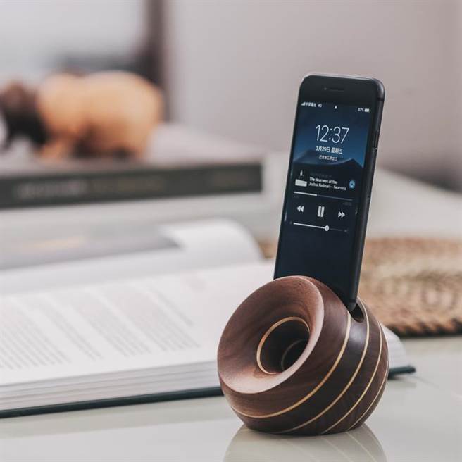 「EcHome手机扩音器Funwood」商品，荣获「非买不可」标章。（台中市府提供／卢金足台中传真）