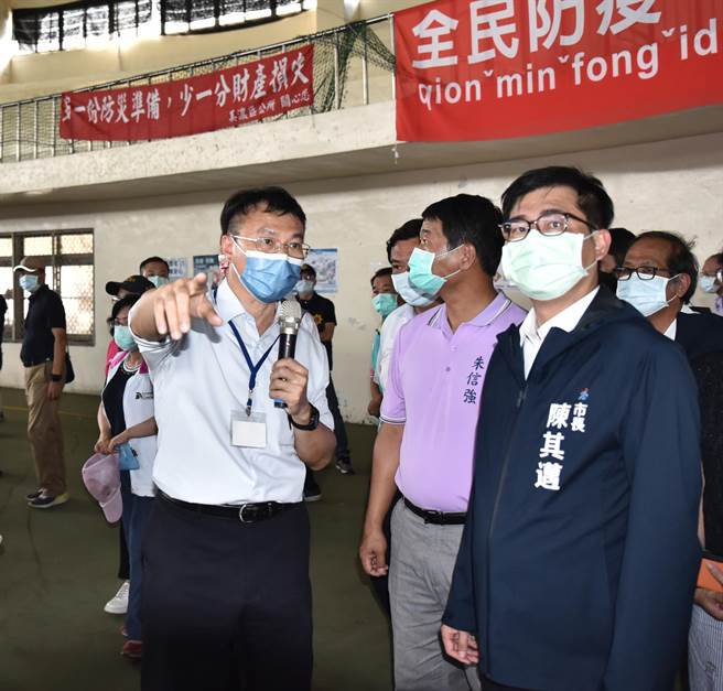高雄市长陈其迈（前右）27日到美浓国中视察运动中心建设基地。（林瑞益摄）