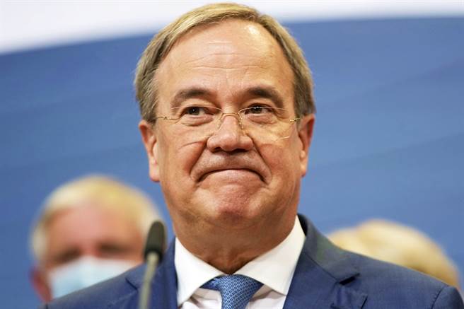 德国政坛变天，梅克尔所属政党基民/基社联盟（CDU/CSU）得票率创歷史最低，外媒指出，和基民党此次推出的总理候选人拉谢特（Armin Laschet）有很大关系。（图／美联社）