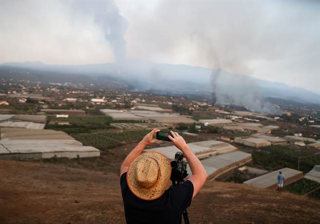 西班牙拉帕马岛火山一周前爆发，至今仍影响周遭地区。(图／路透社)