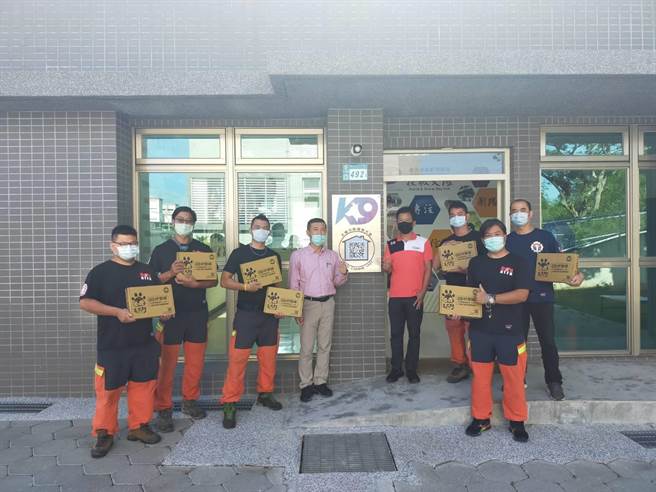莱诺亚公司负责人崔朝宗捐赠餐包给新北市消防局搜救犬。（新北市消防局提供）