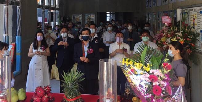 新北市第一栋危老建筑都更案「发楼ME」27日上午9:30分举办「发楼ME上梁典礼」。(图右一、久舜营造总经理蔡长荣；右二、钧硕建设执行长胡睿钧；中、新北市城乡发展局局长黄国峰；左二、台湾企银副总经理林昌育二；中后、议员林国春)