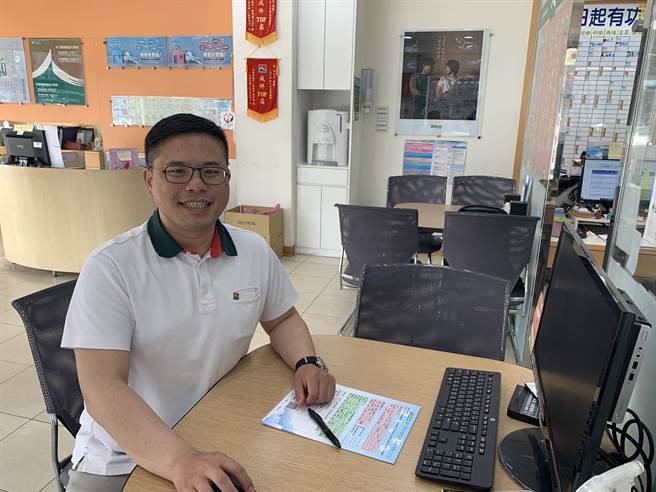 信义房屋南大店店长侯景祥电机系出身，与竹科消费者谈话有共鸣。(图/信义房屋提供)