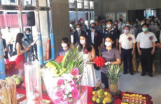 钧硕建设上梁大典，董事长曾静妤上梁。