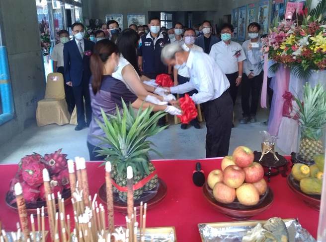 钧硕建设董事长曾静妤将大梁交予久舜营造工务所所长吕锦添上梁。