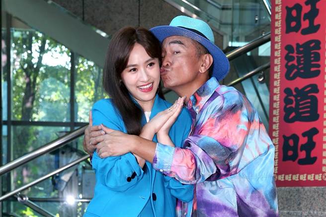 吴宗宪（右）以行动表达对大女儿吴姗儒（Sandy）（左）即将出嫁的不舍。（黄世麒摄）
