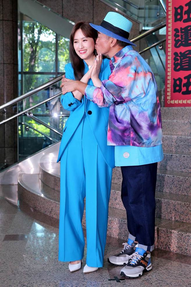 吴宗宪（右）以行动表达对大女儿吴姗儒（Sandy）（左）即将出嫁的不舍。（黄世麒摄）
