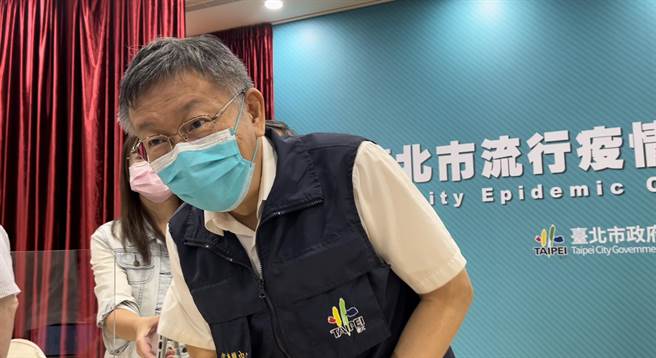 針對孫文學校總校長張亞中的粉絲翻群，改挺民眾黨主席、台北市長柯文哲，柯27日會後被堵訪，反問電視台女記者「這題我有標準答案，妳要不要選旗山？」（張穎齊攝）