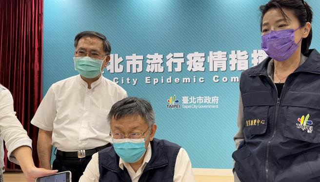 北市副市長蔡炳坤（左起）、台北市長柯文哲、北市副市長黃珊珊（張穎齊攝）