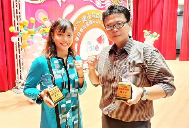 內埔農工拳擊隊李敏（左）與教練傅志群，雙雙獲得屏東傑出選手與教練獎。（內埔農工提供／林和生屏東傳真）