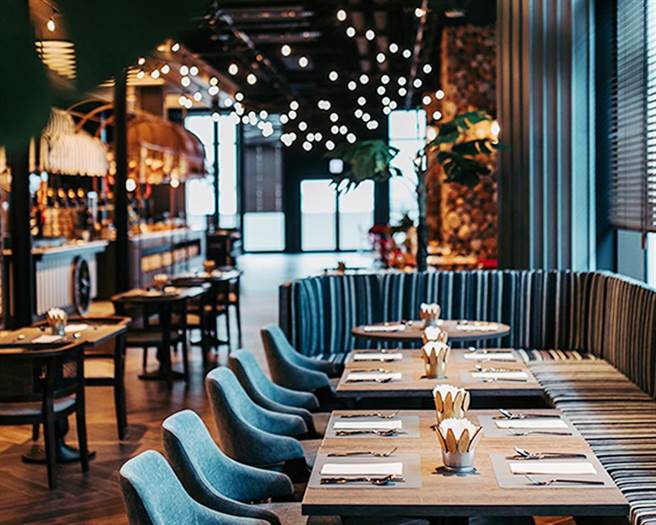 和逸饭店‧桃园馆的Cozzi Market逸‧市集，使用振兴五倍券用餐消费「满500元送500元抵用券」。（国泰提供）