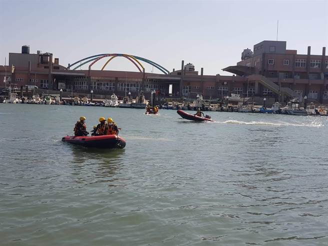 桃市消防局二大队办水域救援训练提升消防员救灾技能。（消防局提供／吕筱蝉桃园传真）