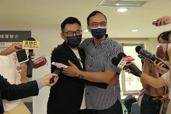 江啟臣（左）與朱立倫（右）相擁。（江啟臣辦公室提供）