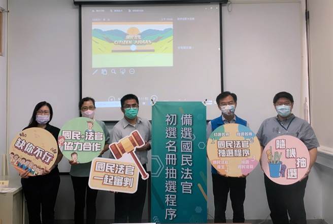 為國民法官上路做準備，台東縣政府26日隨機抽選出800名備選國民法官。（台東縣政府提供）
