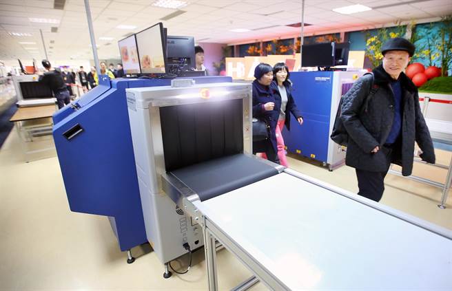 机场X光机採购再爆「收回扣」弊案 桃检搜索航警局带回15名官警
。图中非该X光机。（示意图/报系资料照）