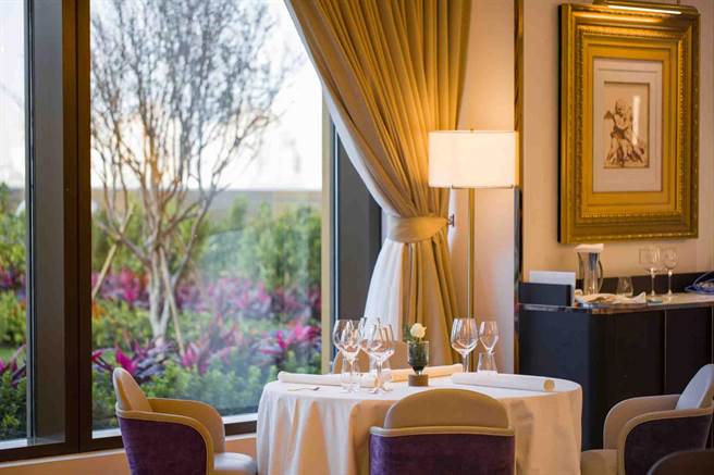 近来「红色美食圣经」之称的《米其林指南》宣布将高雄纳入评鑑范围，预计2022年高雄将出现米其林餐厅，高雄万豪酒店展现超强企图心，意在明年能成功摘星。图为11楼的Majesty美享地餐厅。（高雄万豪提供）