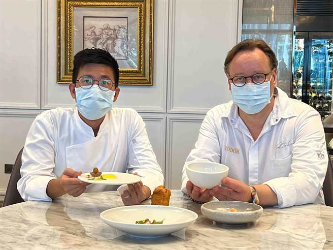 高雄万豪酒店11楼的Majesty美享地餐厅，聘请德国米其林3星主厨Thomas Bühner（左）和美享地主厨Xavier（右）联手合作推出星光飨宴。（柯宗纬摄）