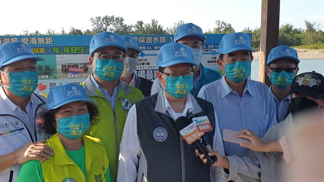 桃園市長鄭文燦27日諷刺，朱立倫可能是剛當選、得票率未過半，才急切地向深藍表態。(蔡依珍攝)