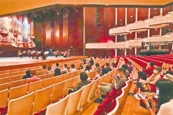 配合疫情指挥中心政策，文化部也宣布取消表演场馆、电影院梅花座与间隔座限制。（本报资料照片，刘宗龙摄）