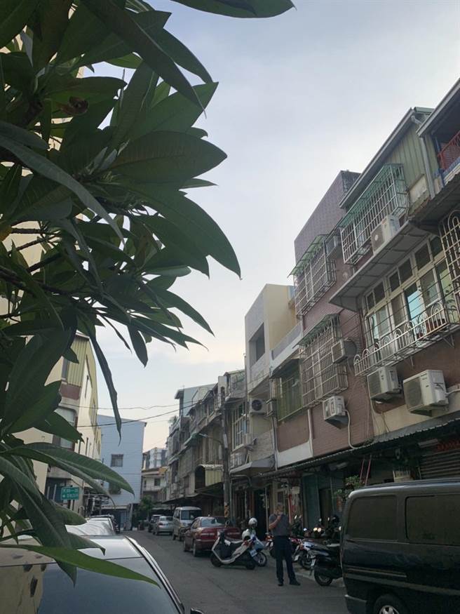 高市三民區一處民宅27日傍晚發生女子輕生案件，警方在死者身旁發現一把槍械。（讀者提供／石秀華高雄傳真）