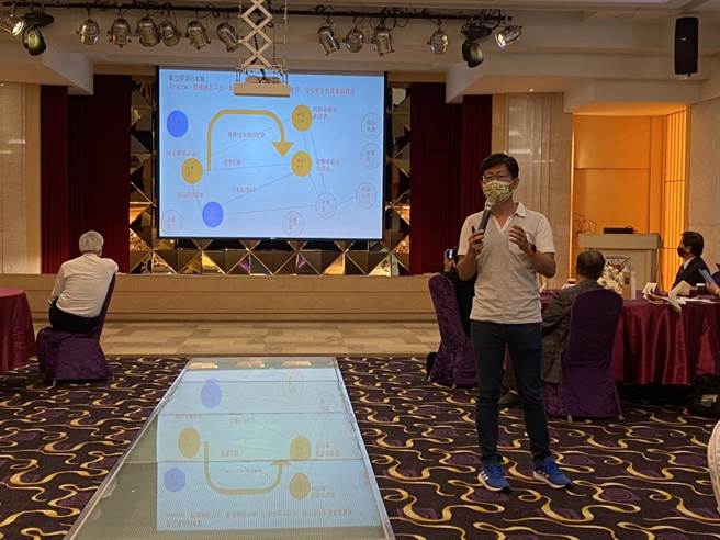 台湾上市柜协会27日举办「台湾领袖讲座」，邀请LINE台湾区前总经理陶韵智以「数位转型、原理、模式与人才密码」为题与80多名与会进行专题讲座。（冯惠宜摄）