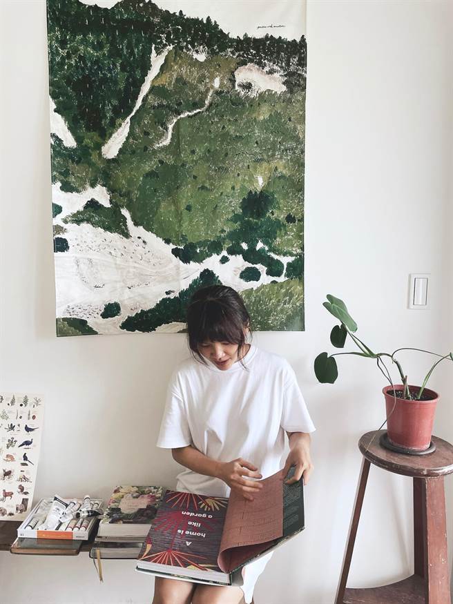 木直牛勿臺灣山林大掛布，南湖圈谷一隅，1380元。（Pinkoi提供）