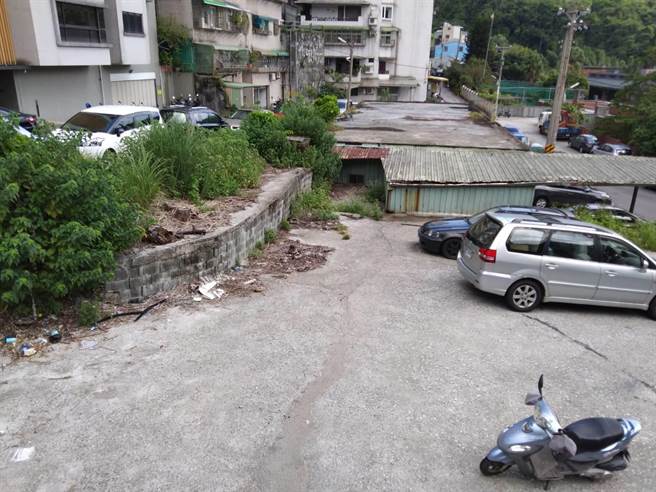 基隆市信义区东光路32巷为公园预定地，但迟未开工。（陈彩玲摄）