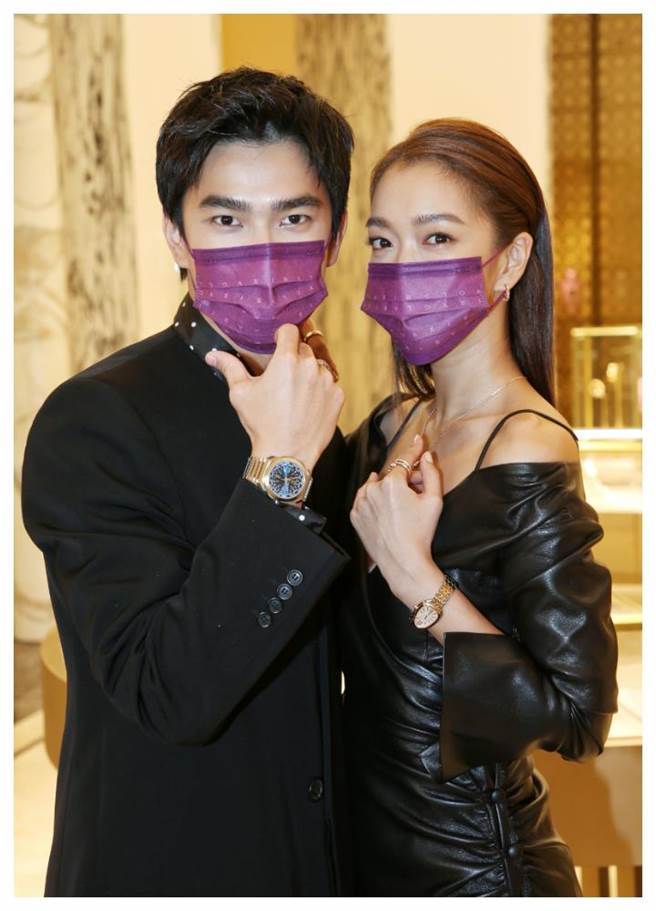 寶格麗舉辦鐘表展，邀請曾敬驊（左）與大霈（李霈瑜）擔任開展嘉賓，兩人彼此拉抬，還相約以後都要一起出席活動。（趙雙傑攝）