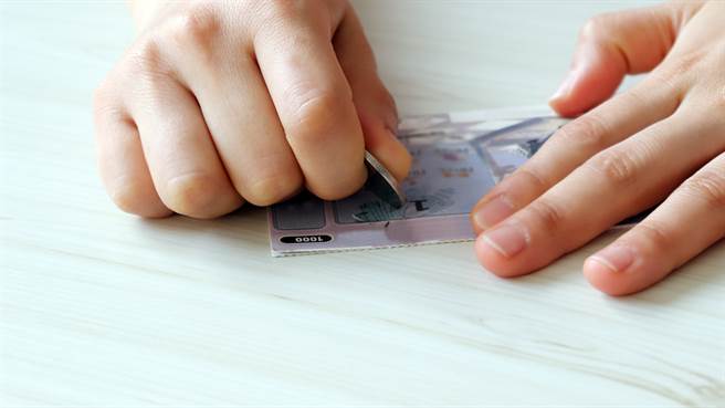 幸运女神降临，英国一位女子幸运刮中千万头奖。（达志影像／Shutterstock提供）