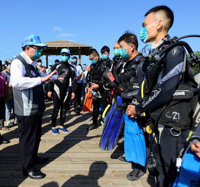 桃园市政府27日号召环保潜水队员及独木舟教练一行30余人清除海底垃圾。(环保局提供／吕筱蝉桃园传真)