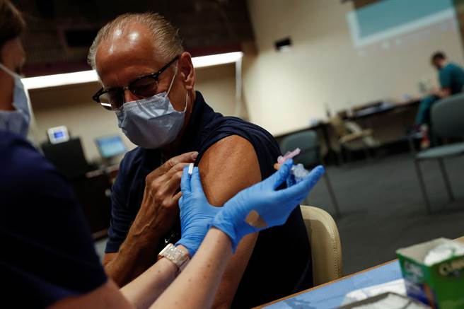 一项来自牛津大学的研究发现，因受新冠肺炎疫情影响，多国平均预期寿命均下降，其中以美国男性最为严重。（图／路透）