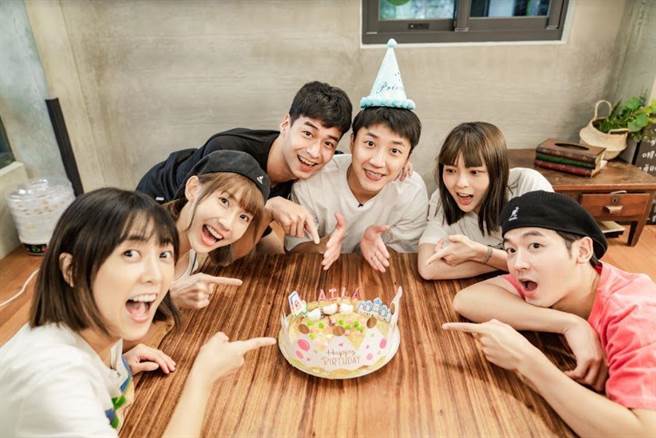 大家陪着江宏杰一起亲手做蛋糕给女儿。（好看娱乐提供）