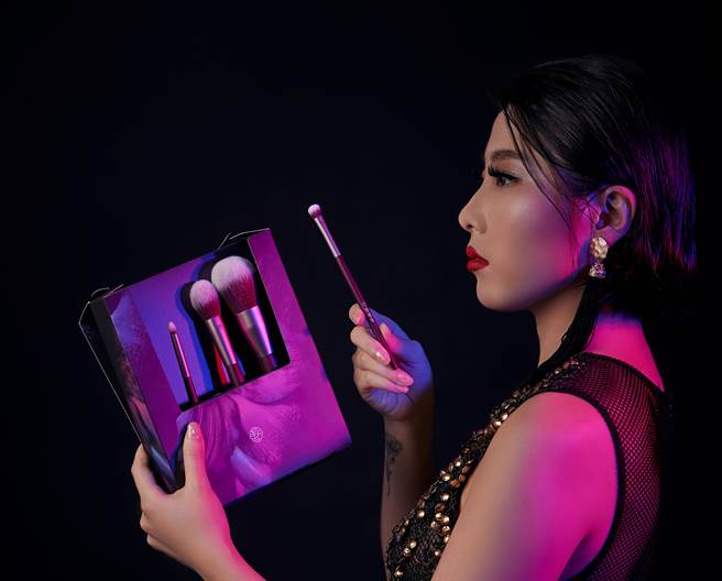 台湾本土品牌点胭脂、KAIBEAUTY、Poppy21罌粟狂想推出彩妆刷具，图中为点胭脂「繁花似锦壹壹零」刷具组。（图／品牌提供）