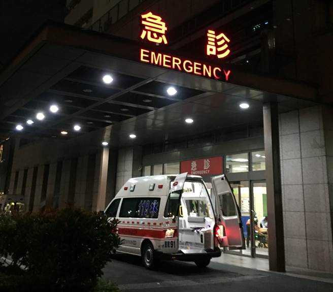 40歲葉男經送中國附醫急診搶救，目前仍有生命危險。（馮惠宜攝）