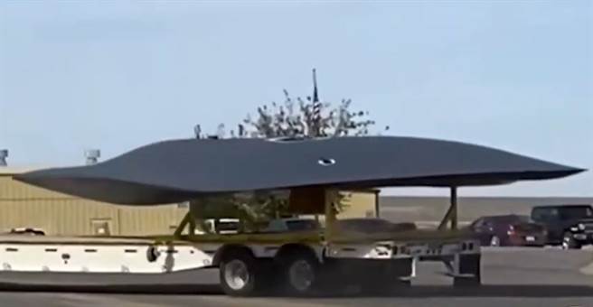 拖板上的奇特飛機模型，可能是美國研發中的戰機形狀。(圖/YOUTUBE)