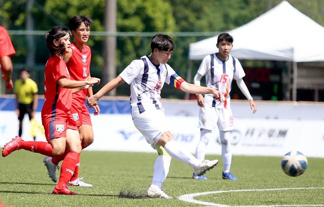 全運女足金牌戰，新北市後衛謝宜玲（中）在下半場補時第4分鐘遠射破門，追平花蓮縣逼入延長賽。（李弘斌攝）