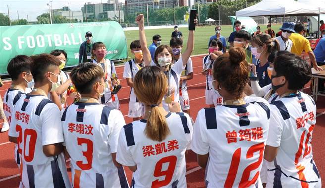 全運女足賽，新北市奪金後全隊圍成一圈，慶祝隊長藍美芬（中）榮退。（110全國運動會提供）