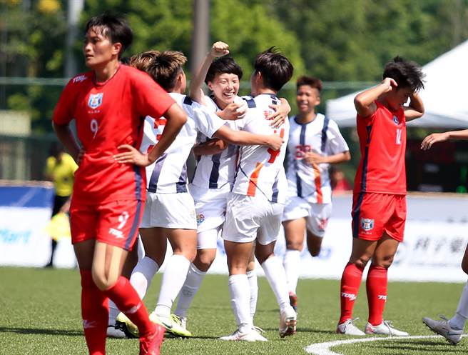 新北市後衛謝宜玲進球扳平後後舉手歡呼，花蓮縣球員難掩失望。（李弘斌攝）