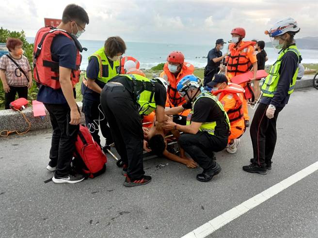 花莲2名16、17岁陈姓、方姓高中生，放学到南滨公园海域戏水，疑似浪太强，2人不慎遭卷走，在海上载浮载沉，呼喊救命，所幸其中1人在消防人员赶抵时，已自行游上岸，另1人则由消防员救起，2人均幸无生命危险。（花莲县消防局提供／罗亦晽花莲传真）