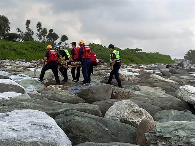 花莲2名16、17岁陈姓、方姓高中生，放学到南滨公园海域戏水，疑似浪太强，2人不慎遭卷走，在海上载浮载沉，呼喊救命，所幸其中1人在消防人员赶抵时，已自行游上岸，另1人则由消防员救起，2人均幸无生命危险。（花莲县消防局提供／罗亦晽花莲传真）