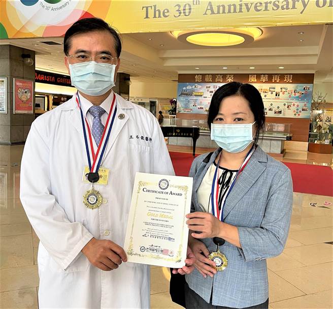 高雄荣民总医院教授王志龙和虎尾科技大学老师黄昕瑀老师共同合作，研发「低钠益生菌凤梨茶香铁蛋」，夺得「2021韩国WiC世界创新发明大赛」金牌。（高雄荣民总医院提供／袁庭尧高雄传真）