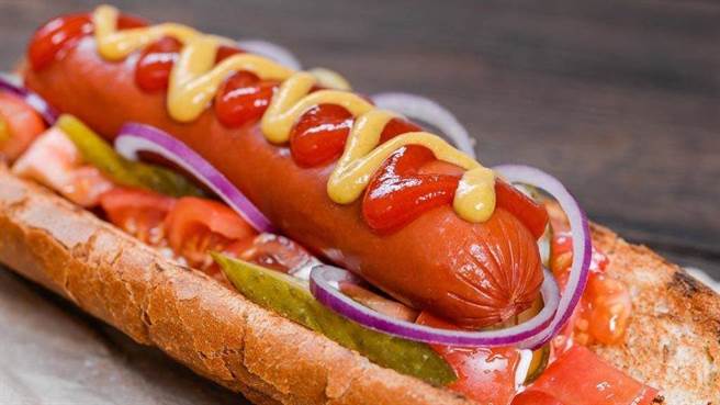 吃1根热狗少活36分钟！美国研究指出，从饮食可以看出寿命长短，营养师透露长寿吃法，10%是关键。(示意图/达志影像)