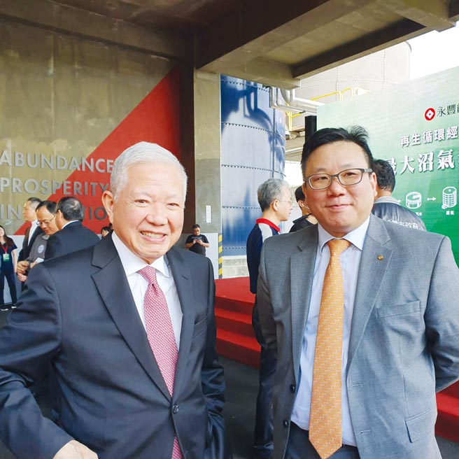 永丰余集团大家长何寿川、何奕达父子，看好永丰实发展。图／邱莉玲