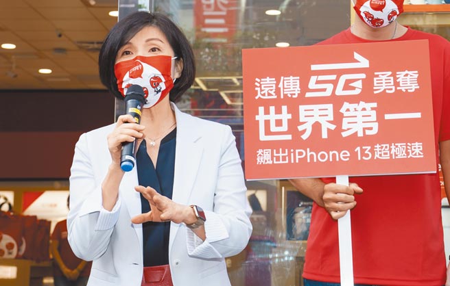 远传iPhone 13开红盘，首卖日销量是去年iPhone 12的两倍，总经理井琪（左）强调，此次申办iPhone 13的用户多数选择申办1399以上资费，预期将带动远传ARPU成长。图／远传提供